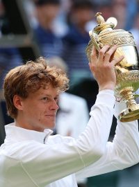 Jannik Sinner s pohárem pro vítěze Wimbledonu