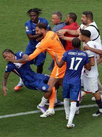 Trenér PSG Luis Enrique ve strkanici s hráči anglické Chelsea