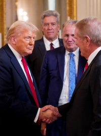 Podle mluvčí Bílého domu má americký prezident Donald Trump na rukou modřiny kvůli častému podávání rukou