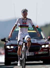 Tadej Pogačar drtivým nástupem deklasoval soupeře a ovládl 12. etapu Tour de France