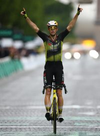 Wout van Aert oslavuje vítězství ve 21. etapě Tour de France 2025