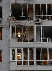 Tlaková vlna vyrazila okna v bytech mezi šestým a jedenáctým patrem výškové budovy