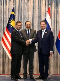 Kambodžský premiér Hun Manet (vlevo), malajský premiér Anwar Ibrahim (uprostřed) a thajský úřadující premiér Phumtham Wechayachai (vpravo)