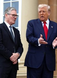 Britský premiér Keir Starmer (vlevo) přivítal ve Skotsku amerického prezidenta Donalda Trumpa