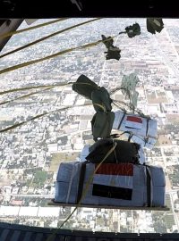 Zásilky s humanitární pomocí z Egypta shazované nad Gazou (30. července 2025)