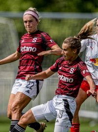 Fotbalistky pražské Sparty Franny Černá ( číslo 22) a Laura Retkesová (19) (archivní foto)