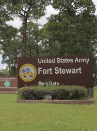 Při incidentu na základně Fort Stewart v americkém státě Georgia bylo ve středu postřeleno pět vojáků