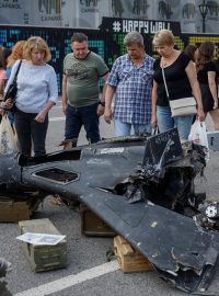 Výstava věnovaná obraně ukrajinského města Časiv Jar ukazuje dron, který ruská armáda používá na vzdušné útoky