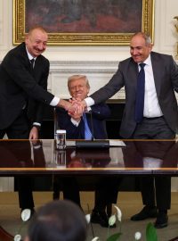 Ázerbájdžánský prezident Ilham Alijev (vlevo) a arménský premiér Nikol Pašinjan (vpravo) podepisují v USA smlouvu o tom, že chtějí uzavřít mír
