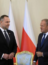 Polský prezident Karol Nawrocki (vlevo) a premiér Donald Tusk