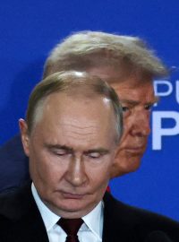 Vladimir Putin a Donald Trump na tiskové konferenci po jejich jednání o budoucnosti Ukrajiny