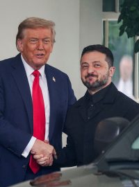 Americký prezident Donald Trump vítá prezidenta Ukrajiny Volodymyra Zelenského před Bílým domem