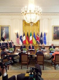 Volodymyr Zelenskyj, šéf NATO Mark Rutte a evropští lídři na summitu v Bílém domě