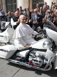 Papež Lev XIV. podepsal motocykl Ježíšovým motorkářům. Nyní se vydražil za 3,2 milionu korun