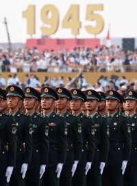 Vojáci během zkoušky na vojenskou přehlídku u příležitosti 80. výročí konce druhé světové války v Pekingu