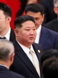 Čínský prezident Si Ťin-pching (vlevo) se severokorejským vůdcem Kim Čong-unem na přehlídce v Pekingu