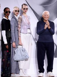 Návrhář Giorgio Armani vedle modelů během přehlídky kolekce Emporio Armani jaro/léto 2025 na milánském týdnu módy