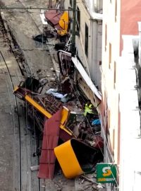 Vůz lanovky Elevador da Glória ve středu v 18.15 místního času vykolejil, zřítil se po strmé ulici, načež se převrátil a narazil do budovy.