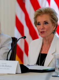 Americká ministryně školství Linda McMahonová, vlevo od ní první dáma Melania Trumpová