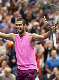 Dvaadvacetiletý Alcaraz vybojoval druhý grandslamový titul v sezoně a navázal na letošní triumf z Roland Garros