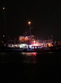 Loď flotily Global Sumud pluje u tuniského pobřeží