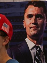 Plakát se zavražděným Kirkem vystavený po jeho smrti v Salt Lake City v Utahu (10. září 2025)