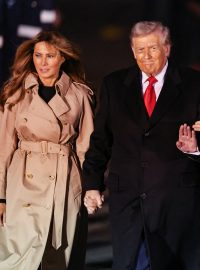 Americký prezident Donald Trump a první dáma Melania Trumpová při příletu na státní návštěvu Velké Británie na londýnském letišti Stansted