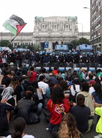 Skupinky demonstrantů na podporu civilistů v Gaze se střetly s policií u hlavního nádraží v Miláně