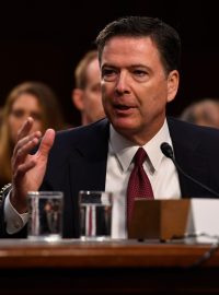 Bývalý ředitel FBI James Comey je zachycen při výpovědi před senátním výborem pro zpravodajské služby ve Washingtonu, 25. září 2025