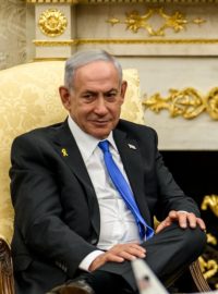 Americký prezident Donald Trump a izraelský premiér Benjamin Netanjahu v Bílém domě. Trump hostil trojstranné jednání, na telefonu je s katarským premiérem Muhammadem bin Abdar Rahmánem Sáním (29. září 2025)