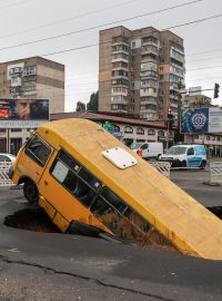 Kvůli silným dešťům v Oděse ve středu uvízl autobus v díře v silnici