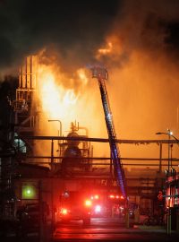 Rafinerie v El Segundu hoří