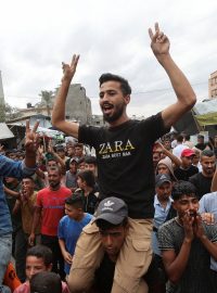 Palestinci slaví oznámení příměří