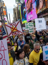 Ulice amerických měst o víkendu zaplnily statisíce lidí na demonstracích proti prezidentovi Donaldu Trumpovi