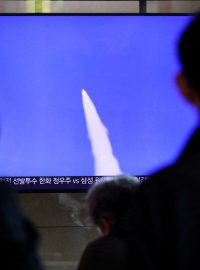 Lidé sledují televizní vysílání zprávy o Severní Koreji, která odpálila balistické rakety krátkého doletu