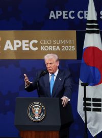 Americký prezident Donald Trump hovoří na summitu generálních ředitelů Asijsko-pacifického hospodářského společenství (APEC)