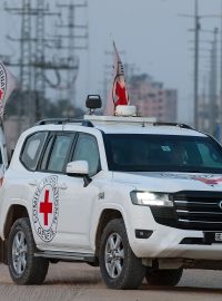 Červený kříž přepravující tělo, které předal Hamás v rámci dohody o příměří