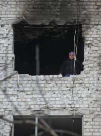 Poškozený dům po pondělních ruských útocích v Charkovské oblasti (fotografie ze 17. listopadu 2025)