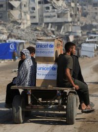 Palestinci přepravují humanitární pomoc během příměří mezi Izraelem a Hamasem v Gaze.