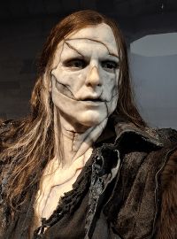 Figurína s maskou Jacoba Elordiho. Rozdílné zbarvení kůže a viditelné spoje naznačují rozličné části těl padlých vojáků, která Viktor spojil ve svém výtvoru