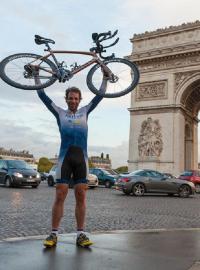 Mark Beaumont u Vítězného oblouku, startu i cíle cesty