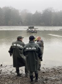 „Zkusíme tahat sítě přes lodě a budeme hodně závislí na tom, jaký nepořádek je na dně. Jestli budeme tahat sítě, nebudeme tahat sítě. Po těch letech nikdo z nás neví, jak to vypadá,“ líčil šéf lovící party Lukáš Drbal.