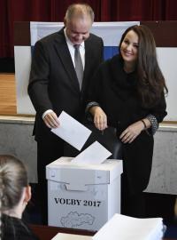 Slovenský prezident Andrej Kiska u voleb se svojí manželkou.