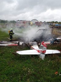 Zřícené letadlo, které spadlo na západě Slovenska u vesnice Mokrý Háj