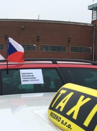 Taxikáři v Praze protestují proti alternativním taxislužbám, jako je třeba Uber.