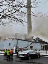 Do objektu mazutové výtopny se zakousl bagr