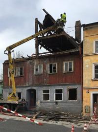 Střecha propouštěla srážky. Z domu upadla čelní římsa a některé prvky bednění. Kvůli poškozením bylo stavení vedeno na Seznamu ohrožených památek.