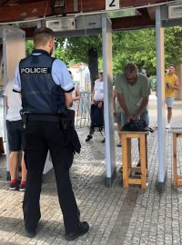 Lidé musí na Pražském hradě dál procházet bezpečnostními rámy. Fotografie z 18. července