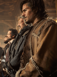 Zprava: Čtveřice mušketýrů (François Civil, Vincent Cassel, Romain Duris a Pio Marmaï) a král Ludvík XIII. (Louis Garrel)