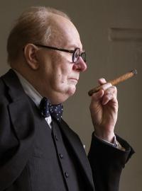 Gary Oldman jako Winston Churchill ve filmu Nejtemnější hodina